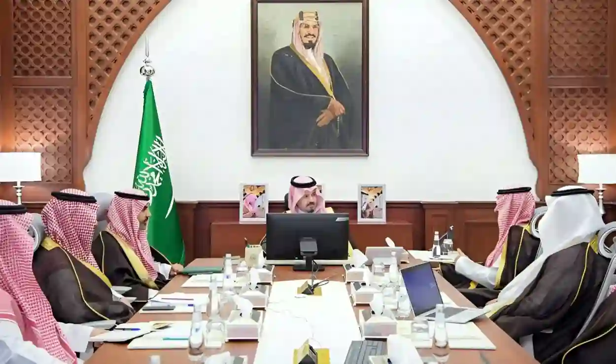 أمير المدينة يدشن الحافلة الذكية