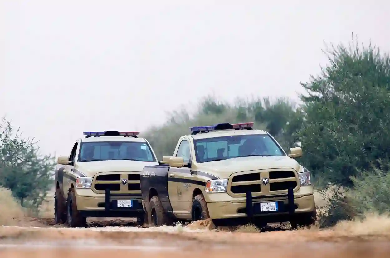 ضبط مخالف صيد بحوزته صقر