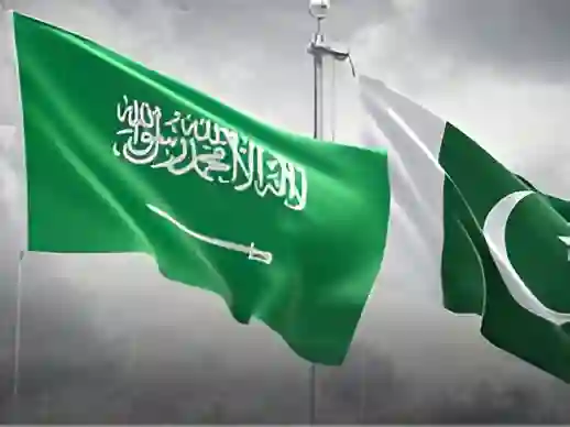 الرويلي يوشّح أركان باكستان بالوسام