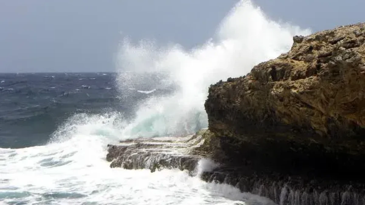 رياح قوية وأمواج مرتفعة