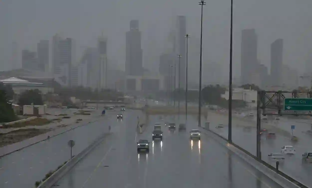 أمطار غزيرة تضرب عسير اليوم