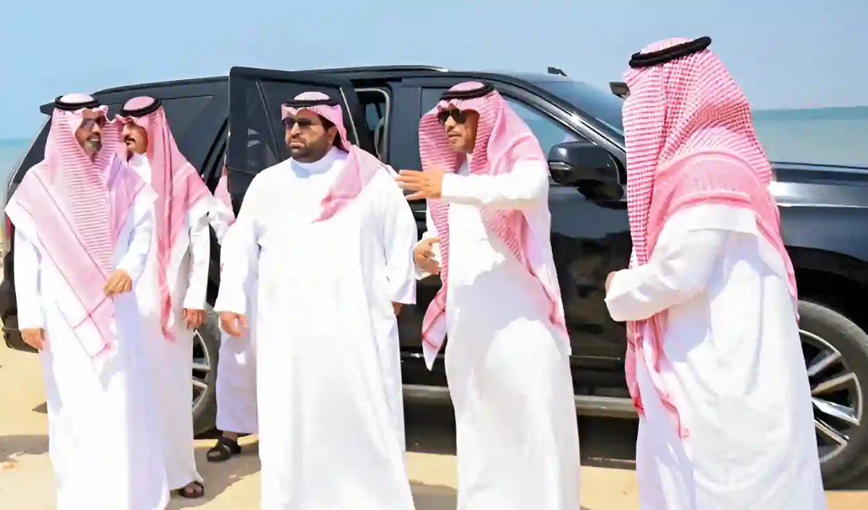 أمير جازان يتفقد مشروعات فرسان